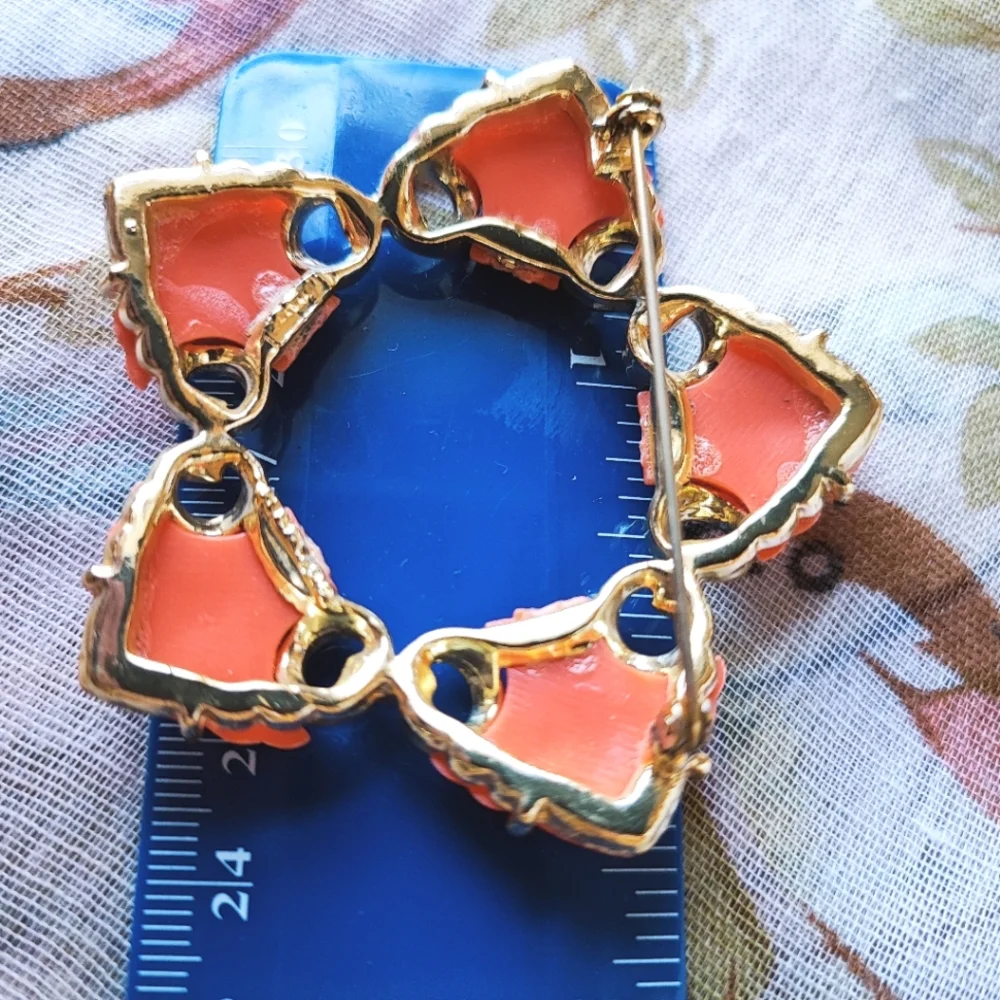 Coral Molded Plastic Gold Tone Star Shaped Brooch Large Statement Pin Unsigned